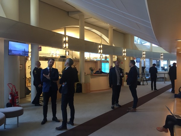 Nu väntar alla på att Lööf ska komma till riksdagens pressrum för den utlovade presskonferensen efter talmansmötet.