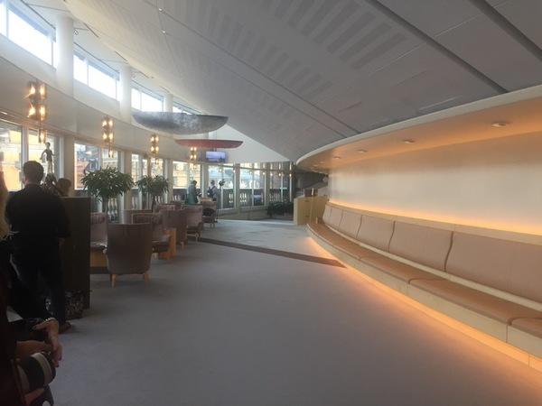 Vi väntar fortfarande på att Lööf ska komma gående här på väg till pressrummet i riksdagen.