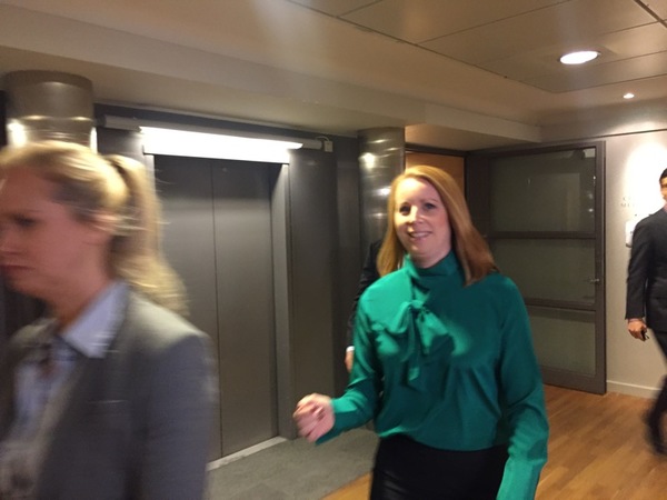 Här kommer Lööf. Hon vill inte svara på hur sonderingen gått innan hon träffat talmannen.