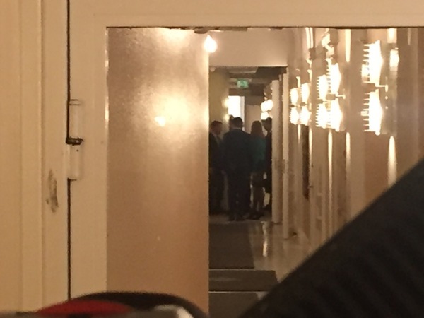 Här går Lööf in till talmannen.