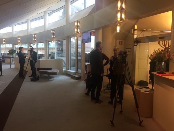 Journalister hänger sig kvar efter presskonferensen.