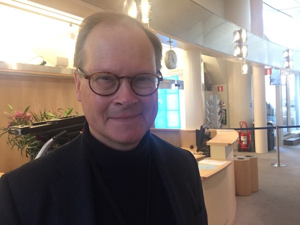 SVT:s politiske kommentator Mats Knutson tror att Lööf var kvar så länge inne hos talmannen eftersom de sista alternativen nu faller. ”Låsningen är nu total och det är svårt att se någon given väg ut ur det här", säger han.