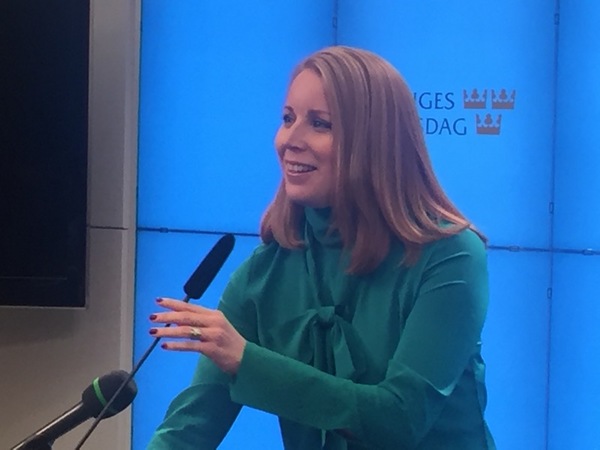 Nu startar presskonferensen.