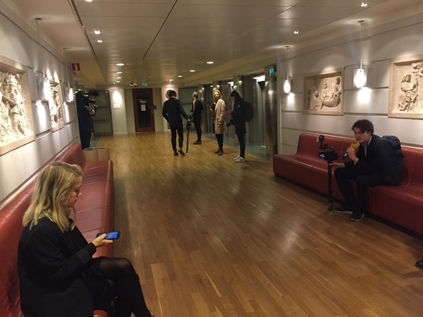 På en annan plats i riksdagen väntar journalisterna på att Lööf ska passera förbi på väg upp till talmannen.