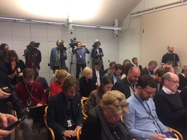 Fullsatt i pressrummet.