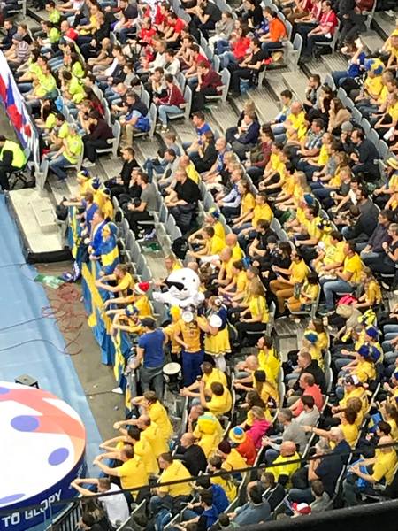 Där har vi Floorian! Mitt i den svenska klacken! Känns tryggt att Floorian håller på Sverige.