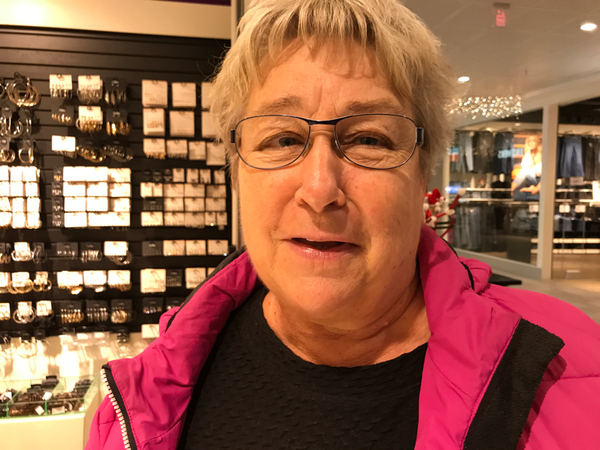 Martina Halvarsson 63 år från Långsele:
- Jag tycker att politikerna borde se till att det finns bättre kommunikationer, både tåg och bussar. Vi får ofta åka tio mil enkel resa med bil för att skjutsa någon som ska med tåget från Sundsvall.