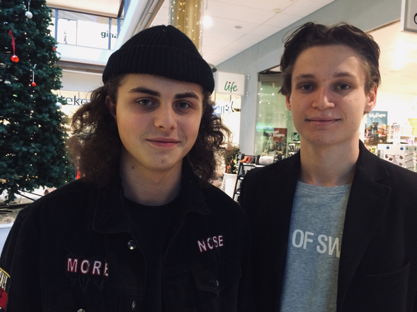 Alingsås centrum, Rasmus Olsson, 18 år, och Emil Bergqvist, 18 år.
- Jag har fått upp ögonen mer för klimatet och tänkt på att minska köttätandet, säger Emil Bergqvist. Jag väljer mer vegetariskt - det är inte så farligt! Det finns många möjligheter för att få en god vegetarisk måltid.
- Jag väljer också mer vego ibland men jag gillar kött för mycket, säger Rasmus Olsson.
- Man kan välja en vegetarisk dag i veckan, det är perfekt och nästan alla restauranger har vegetariskt och veganskt nu, säger Emil.
- Ja till och med i skolan (gymnasiet) finns alltid veganskt alternativ, säger Rasmus.