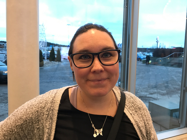 Emma Vidman 33 år Njurunda
- Jag är noga med att källsortera även om man inte vet hur det hanteras i nästa led. Barnen har gått på grön flaggförskola där det är mer ekologiska matvaror. Jag försöker själv köpa mer närproducerat, till exempel köper jag potatis av min granne som är bonde. Men man kan inte bara köpa ekologiskt man måste också titta på hur långt varorna fraktas.