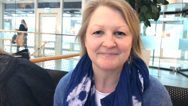 Marie Sundin läser till förskollärare i Uppsala och har jobbat som barnskötare i fem år. - Vi överför ju vårt förhållningssätt till barnen. Nu till julen tänker jag att vi kan göra julpyssel mer ur ett hållbarhetsperspektiv. Vi kan påverka barnen och få in det på ett mer naturligt sätt. Jag tror att vi automatiskt äter mindre kött, väljer svensk kyckling och närproducerat. Inte bara för klimatet utan för att djuren får mindre antibiotika här, säger hon. - Klimatforskning är jätteviktigt, men hemskt. Det är så skrämmande att man knappt vågar se resultatet och vissa politiker i världen blundar för det. Man blir beklämd och ledsen.