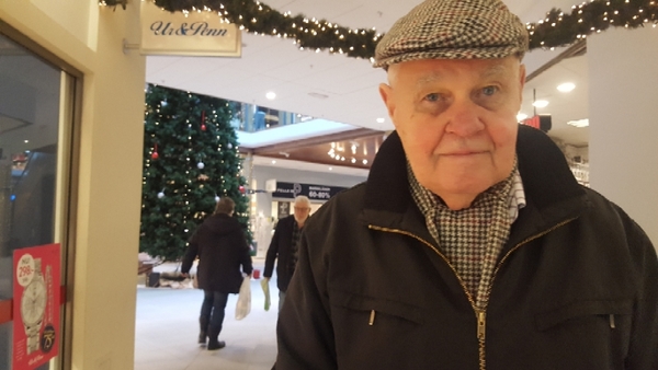 Alingsås centrum, Ivan Helgesson, 82.
- Jag har minskat på användning av varmvatten mycket och slutat köra bil för tre år sedan.
- Jag är inte så insatt i forskning kring miljöfrågor, men jag tycker att det är viktigt att det görs forskning på det.