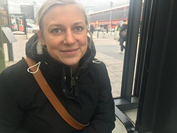 Emma Persson, 31 år, från Kristianstad berättar att hon försöker tänka mer på matsvinnet: 
- Jag försöker att äta det vi har i kylen och inte köpa nytt inför varje måltid, man får planera inköpen mer. Sen försöker jag också åka mycket tåg och buss, men det är inte alltid lätt med familj och dagis, säger hon.