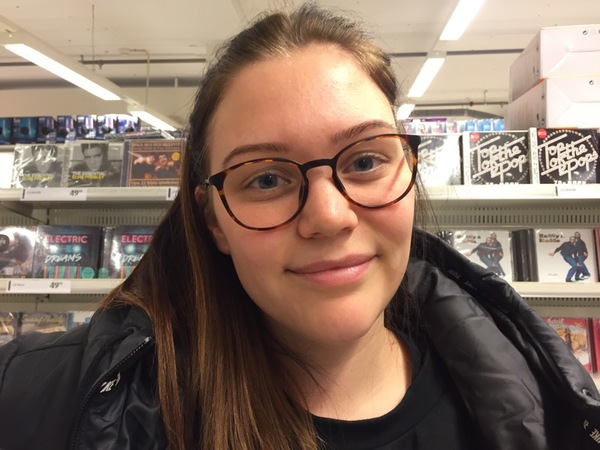 - Inför julen känns det onödigt att köpa julklappar bara för köpandets skulle. Det är så mycket konsumtionshets, säger Freja Roos, från Borås.