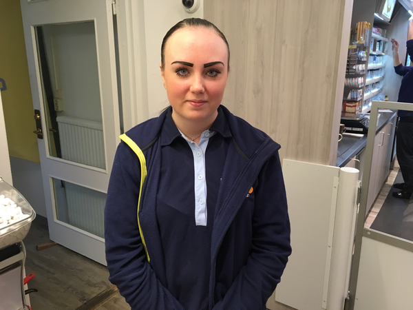 Josefine Larsland, Hallsberg
- Jag källsorterar och här i Hallsberg är det viktigt att sortera i gröna och bruna påsar. På jobbet städer vi dessutom bara med vatten och inget rengöringsmedel.