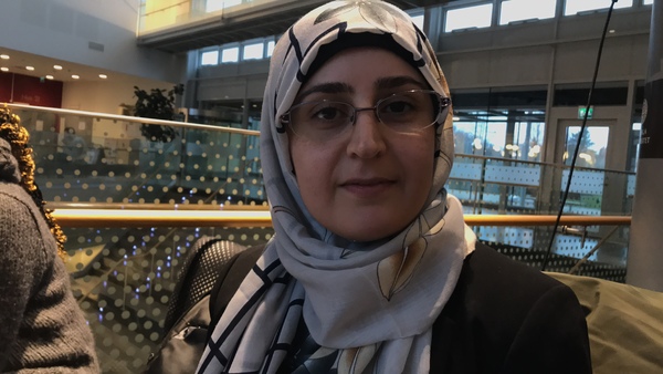 Lamiss Ansari pluggar till förskollärare vid Uppsala universitet.
- Jag bor i Stockholm, men kör bil. Det tar två och en halv timme att åka kollektivt. Men jag försöker använda bilen så lite som möjligt på fritiden, men man måste ha bilen för att åka längre sträckor. Vi har en biogasbil.
- Vad det gäller maten försöker jag få familjen att äta mera grönsaker. Senast jag lagade rött kött var för fyra, fem månader sedan. Min man gillar kött, men det är jag som står i köket, säger hon och ler. Kyckling äter vi någon gång i veckan, eller varannan vecka.