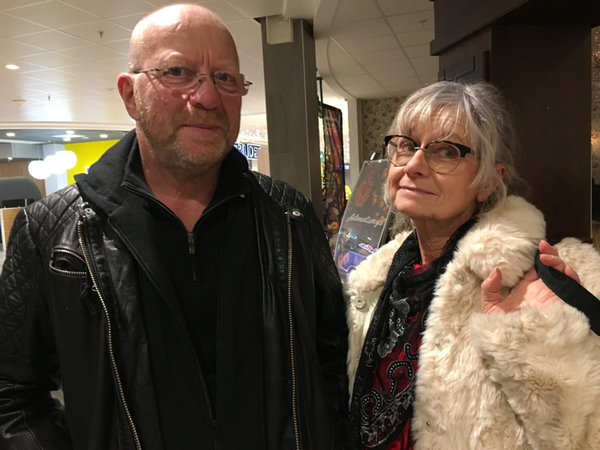 Bernt Olsson, 65 år och Carina Kihlberg är båda från Järvsö:
- Jag tänker mycket på mitt klädval. Jag kan mycket väl tänka mig att köpa en begagnad julklapp och jag försöker att inte slänga mat, säger Carina.
- Det är klart man tänker på klimatet, men jag har inte ändrat mitt beteende precis, säger Bernt.