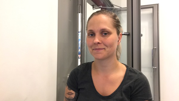 Bella Lindblom är tvåbarnsmor och läser till grundskollärare vid Uppsala universitet. - Jag äter mindre kött, väljer ekologiskt och svenskproducerat. Nu inför jul väljer jag hellre en klimatsmart gran. Man tänker på livet annorlunda efter att man fått barn. Det svåra är att det är så dyrt. Jag skulle vilja välja ett bättre bränsle, men jag har inte råd. Då försöker man göra de små förändringarna i livet.
