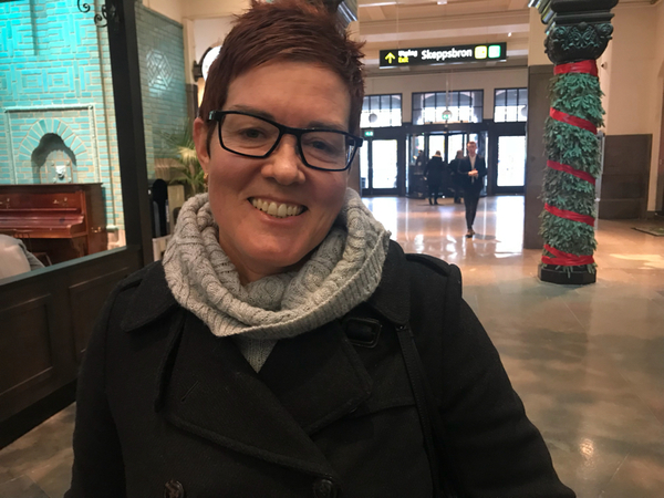 Britt Christersson från Helsingborg hoppas att det inte är försent:
- Jag väljer gärna närproducerad mat. Om jag ska köpa tomater tar jag hellre de som är odlade i Viken än de som är transporterade från Spanien. Man hoppas ju på förändring för kommande generationer. Det behövs att man tänker långsiktigt, hoppas att man vaknat i tid och att det inte är för sent.