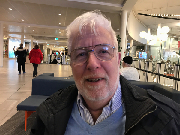 Conny Ohlsson 74 år Lucksta:
- För egen del är det väl inte mycket att göra, men jag tänker på barn och barnbarn. Vi har två bilar men de används inte mycket. Kan vi så köper vi närproducerat. Hellre än ekologiskt som kan ha en baksida ur miljösynpunkt.