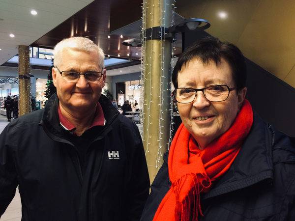 Alingsås centrum, Monica Lindqvist, 66 år, och Sören Johansson, 67 år, båda från Gräfsnäs.
- Klimatförändringarna är mycket oroande, säger Monica Lindqvist.
- Det borde stå högst på dagordningen, säger Sören Johansson.
Det är ju klimat-toppmöte just nu, är inte det att sätta frågan högst på dagordningen?
- Det är säkert flera internationella konferenser men det måste bli mer verkstad nationellt.