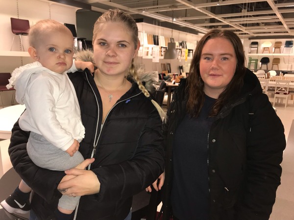 - Jag gör absolut ingenting för jag tycker att det är rätt överdrivet, säger Patricia Evergren 23 år Kristianstad.
- Där klart att man inte slänger skräp och att jag sopsorterar men jag tycker att det är lite överdrivet och att det skrämmer upp folk, säger Zandra Paimensalo 22 år Östra Göinge.