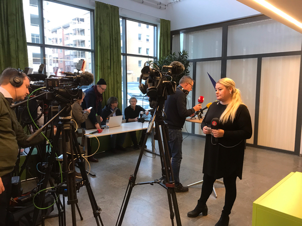 Vi väntar på att polisens presstalesperson Ewa Gun Westford ska börja presskonferensen. Polisinspektör Stefan Svensson kommer också att vara med.
