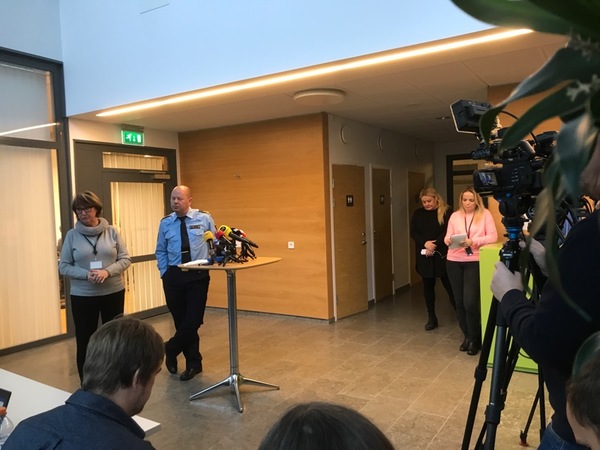 Journalisterna ställer frågor om polisen öppenhet