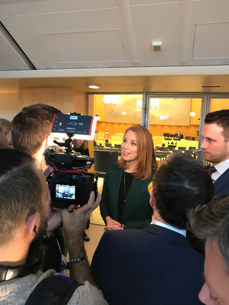 Annie Lööf (C) svarar på flera av journalisternas frågor med:
- Vi måste invänta talmannens besked om hur regeringsbildningen ska gå vidare.