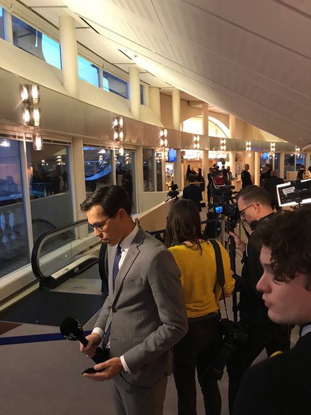 SVT Nyheter finns på plats i riksdagen. Journalisterna här väntar på alla riksdagsledamöter.