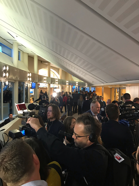 Partiledarna börjar samlas. Här syns Vänsterpartiets ledare Jonas Sjöstedt.