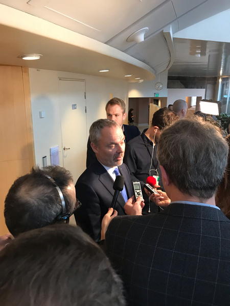 Jan Björklund (L) utanför plenisalen:
-Vi får se vad nästa steg är nu i regeringsbildningen.
