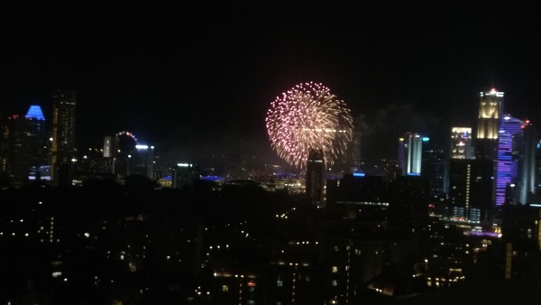 Läsarbild från Peter Eckstrand som befinner sig i Singapore. Gott nytt år! I Sverige är det drygt fem timmar kvar.