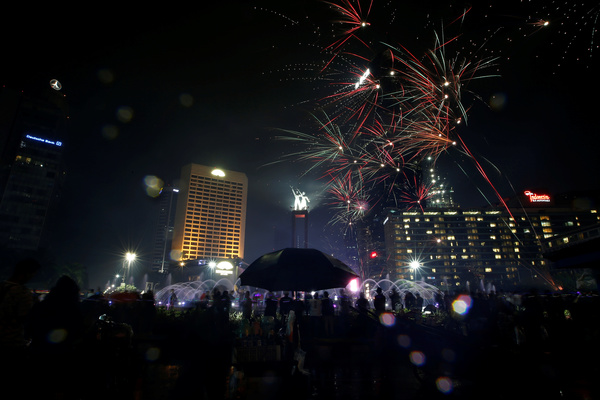 Nyårsfirande vid Selamat Datang-monumentet i Jakarta, Indonesien. Foto: Willy Kurniawan/Reuters.
