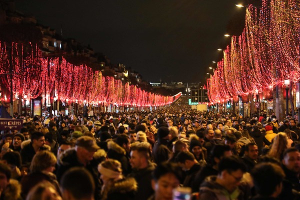 Fullknökat och förväntansfullt inför tolvslaget på den breda avenyn Champs-Elysees i Paris.