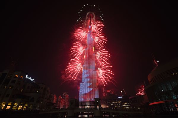 Fyrverkerier vid den mer än 800 meter höga skyskrapan Burj khalifa i Dubai, Förenade Arabemiraten. Foto: AFP.