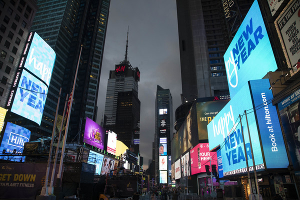 Skärmarna på Tims Square i New York är redo att välkomna det nya året. Foto: Mark Lennihan/AP.