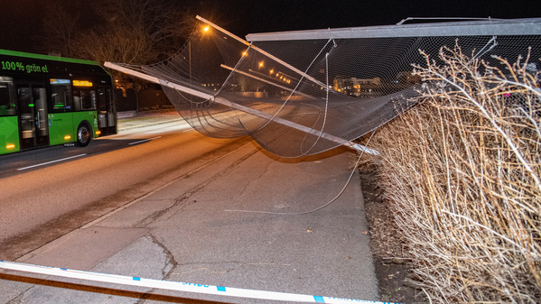 SKÅNE. Ett staket har blåst ut över Limhamnsvägen i Malmö. Foto: Johan Nilsson/TT