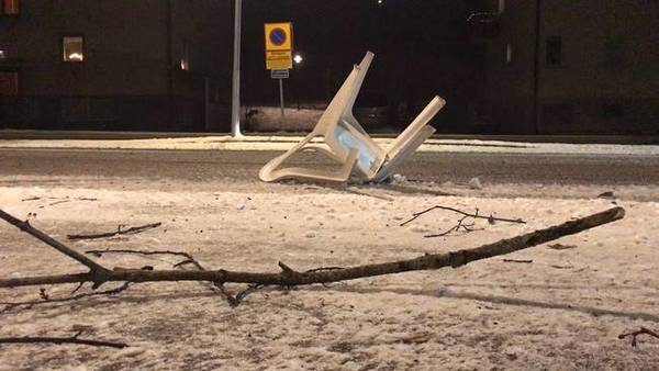 Räddningstjänsten fick under natten flera larm om lösa föremål som flög omkring i de hårda vindarna. FOTO: SVT