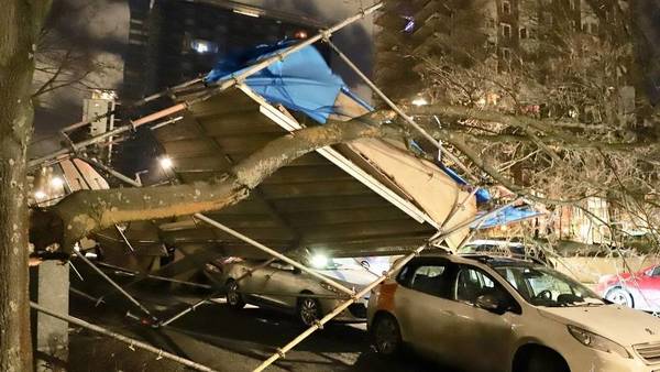 Tiotusentals hushålls är utan ström i Stockholms län. I Nacka rasade en byggställning i de hårda stormvindarna under natten. FOTO: Janne Åkesson/Swepix