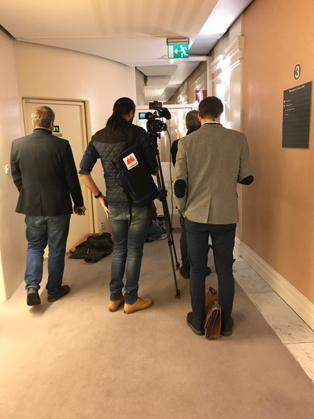 Just nu försöker reportrar och fotografer samsas om utrymmet nära talmannens rum på talmansvåningen.