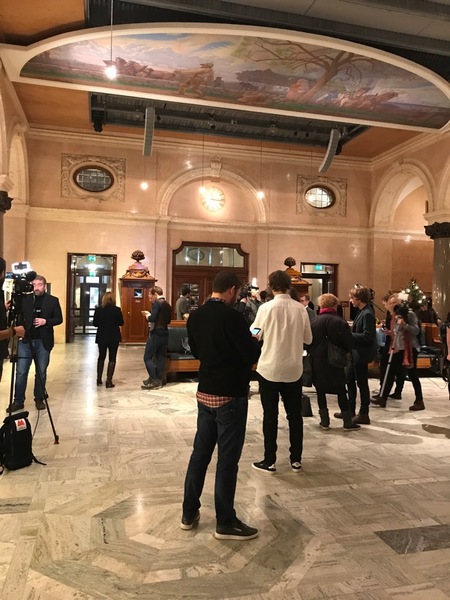 Det som tidigare var en tät klunga har nu förvandlats till utspridda prickar. Journalisterna har splittrats för att sköta sina rapporteringar.