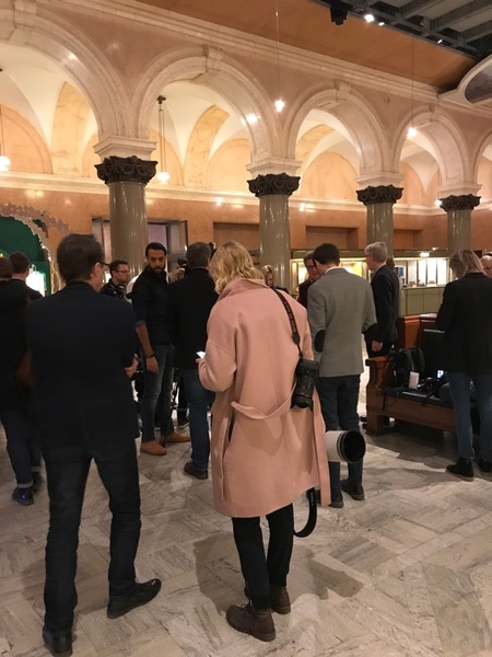 Nu har journalisterna istället förflyttat sig till Bankhallen. Genom det här utrymmet kommer Löfven att gå på väg ut. Då kommer han även att säga något kort.