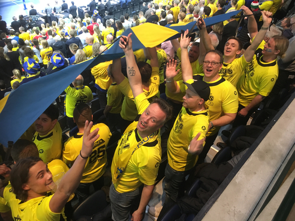 Svenska fansen redo för match i Köpenhamn.