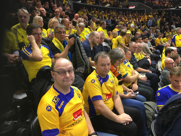 Fansen har intagit sina platser