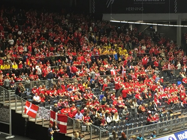 Danmark möter ju Ungern kl halv 9. Då lär de här supportrarna va mer högljudda än nu.