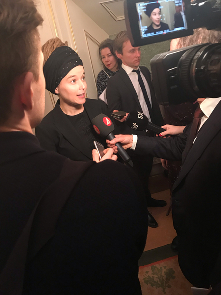 Amanda Lind (MP), helt ny som minister och helt ny i regeringen Löfven. Nu tar hon över efter Alice Bah Kuhnke. Avslöjar även om lite (kanske inte helt okända) detaljer på idrottsområdet.

- Jag håller på Luleå hockey, säger hon.