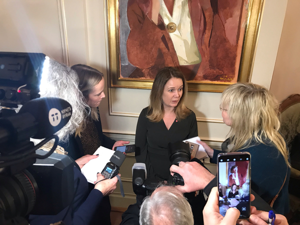Landsbygdsministern i Sverige heter inte längre Sven-Erik Buch, utan Jennie Nilsson. Här är hon, omgiven av journalister, strax efter Löfvens pressträff.