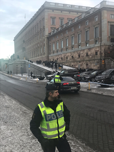 Strikt avspärrning vid Mynttorget, många nyfikna (i synnerhet engelsktalande turister) frågar poliserna vad som pågår.

”New government taking place today” hörde jag en polis svara precis.

Inte första gången han fick svara på den frågan, av hans tonläge att döma.