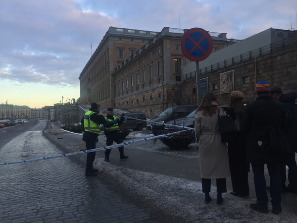 Polisavspärrningar utanför slottet, där regeringen håller konselj med kungen.