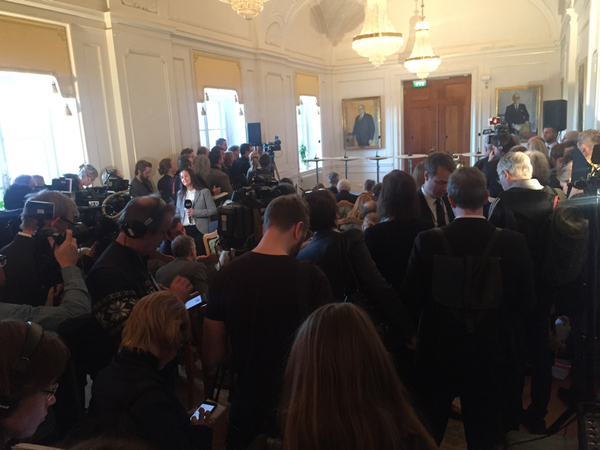 Många journalister väntar på statsminister Stefan Löfven som ska hålla pressträff.